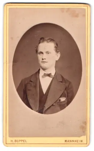 Fotografie H. Boppel, Mannheim, Porträt eines jungen Mannes
