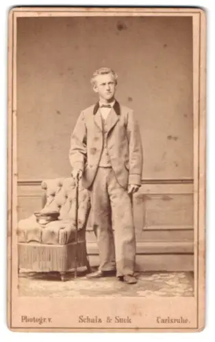 Fotografie Schulz & Suck, Carlsruhe, Lange Strasse 217, Eleganter Herr mit Spazierstock