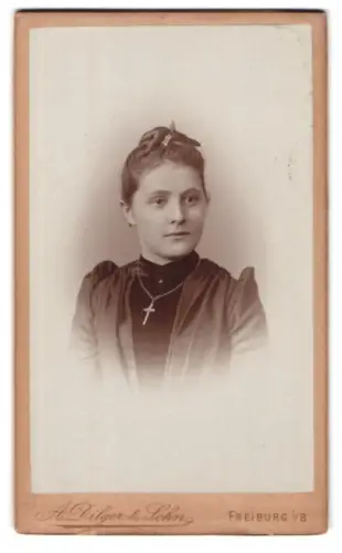 Fotografie A. Dilger & Sohn, Freiburg i. B., Rheinstrasse 30, Porträt einer jungen Frau