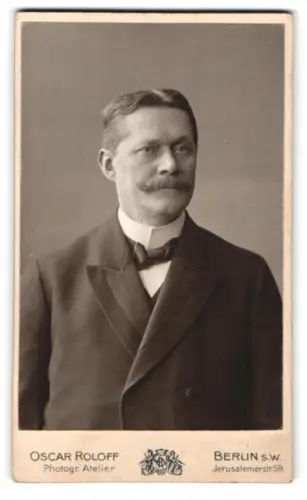 Fotografie Oscar Roloff, Berlin, Jerusalemerstr. 59, Porträt eines Herrn im Anzug