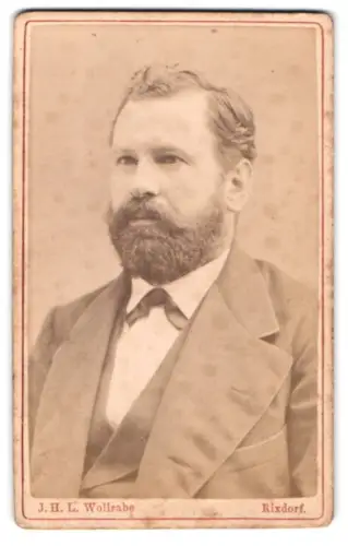 Fotografie J. H. L. Wollrabe, Berlin-Rixdorf, Bergstr. 123, Porträt eines bärtigen Mannes