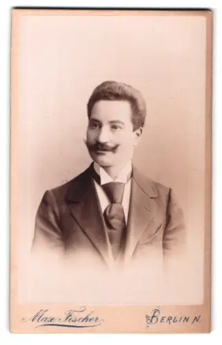 Fotografie Max Fischer, Berlin, Invalidenstr. 164, Porträt eines eleganten Herrn