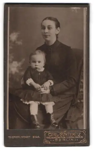 Fotografie Carl Günteritz, Berlin, Stendalerstr. 18, Mutter mit Kleinkind auf Stuhl