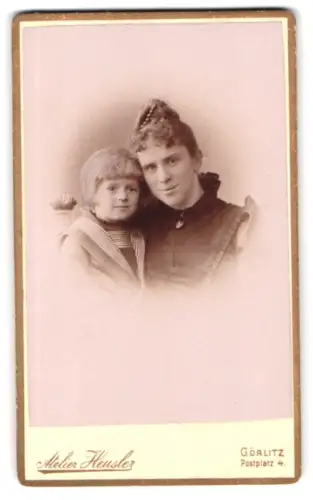 Fotografie H. Heusler, Görlitz, Postplatz 4, Mutter mit Kind in inniger Umarmung