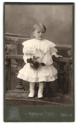 Fotografie Hermann Tietz, Berlin, Leipzigerstrasse 46-50, Kind mit Blumenarrangement