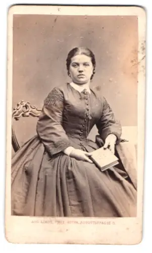 Fotografie Aug. Linde, Gotha, Auguststrasse 3, Frau mit Buch