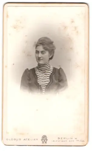 Fotografie Globus, Berlin, Leipziger Str. 132/135, Porträt einer Frau in gestreifter Bluse