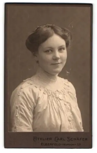 Fotografie Carl Schäfer, Elberfeld, Kipdorf 57, Porträt einer jungen Frau