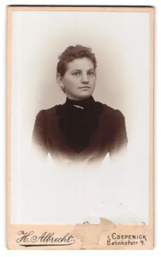 Fotografie H. Albrecht, Berlin-Coepenick, Bahnhofstr. 9, Porträt einer jungen Frau