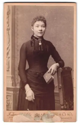 Fotografie F. Jamrath & Sohn, Berlin, Belle-Alliance-Str. 14, Porträt einer Dame