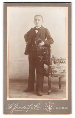 Fotografie A. Jandorf & Co., Berlin, Leipziger Strasse 64, Junge im Anzug