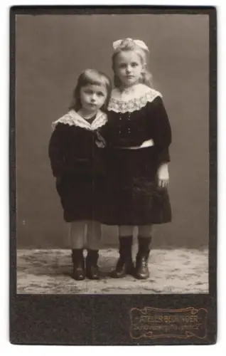 Fotografie Bechinger, Berlin-Schöneberg, Hauptstrasse 2, Zwei Mädchen in eleganter Kleidung