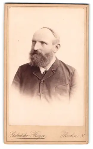 Fotografie Gebrüder Beyer, Berlin, Schönhauser Allee 6, Porträt eines bärtigen Mannes
