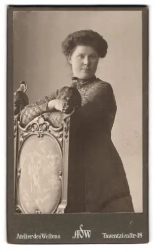 Fotografie Atelier des Westens, Berlin, Tauentzienstrasse 18, Frau in elegantem Kleid