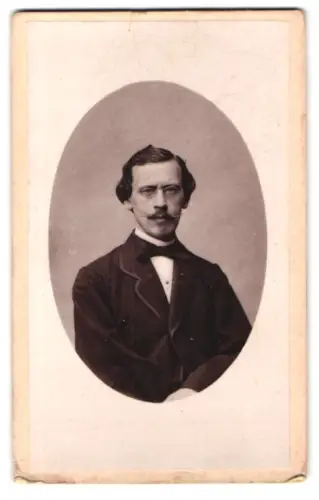 Fotografie unbekannter Fotograf und Ort, Porträt eines Herrn mit ernstem Blick