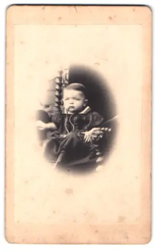 Fotografie August Linde, Gotha, Auguststrasse 3, Kleinkind in einem Sessel