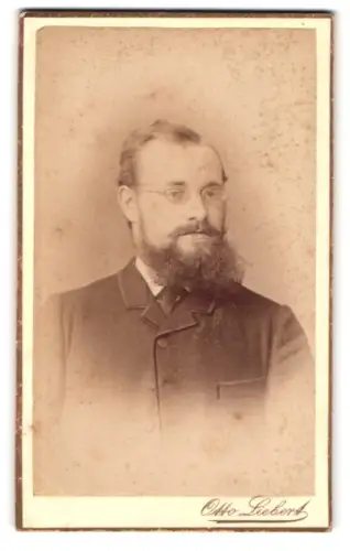 Fotografie Otto Liebert, Holzminden, Porträt eines Mannes mit Bart