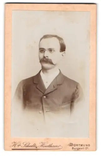 Fotografie Schulte-Heuthaus, Dortmund, Burgwall 21, Porträt eines Herren mit Brille