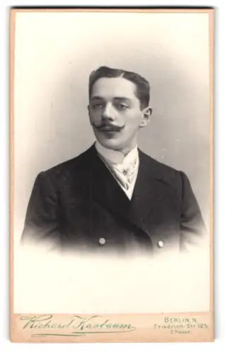 Fotografie Richard Kasbaum, Berlin, Friedrich Str. 125, Porträt eines eleganten Herren