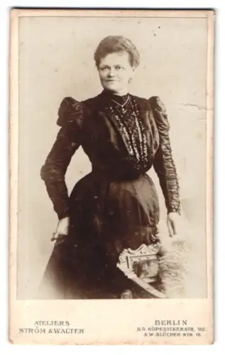 Fotografie Strom & Walter, Berlin, Köpenickerstrasse 102, Dame in elegantem Kleid