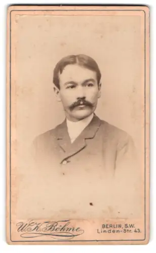 Fotografie W. K. Böhme, Berlin, Linden-Str. 43, Porträt eines eleganten Herrn