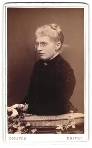 Fotografie K. Festge, Erfurt, Anger 51, Seitliches Porträt einer Dame