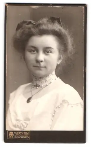 Fotografie Wertheim, Berlin, Leipzigerstr., Porträt einer jungen Frau