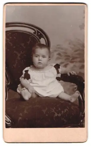 Fotografie Fotograf unbekannt, Berlin-Schöneberg, Colonnen-Str. 1, Kleinkind auf Stuhl