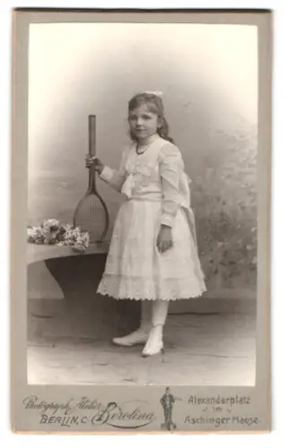 Fotografie Berolina, Berlin, Alexanderplatz, Mädchen mit Tennisschläger