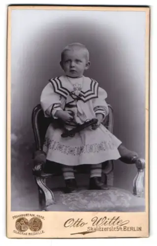 Fotografie Otto Witte, Berlin, Skalitzerstr. 54, Kind auf Stuhl mit Spielzeug