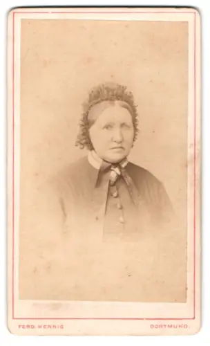 Fotografie Ferd. Hennig, Dortmund, Westenhellweg 12, Portrait einer Dame mit Haube