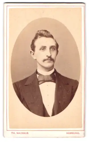 Fotografie Th. Nauhaus, Hamburg, Steinstr., Porträt eines Mannes mit Schnurrbart
