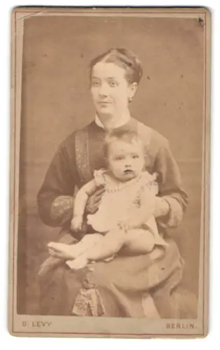 Fotografie B. Levy, Berlin, Strom-Strasse 62, Frau mit Kleinkind auf dem Schoss