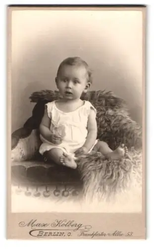 Fotografie Max Kolberg, Berlin, Frankfurter Allee 53, Kleinkind auf Fell