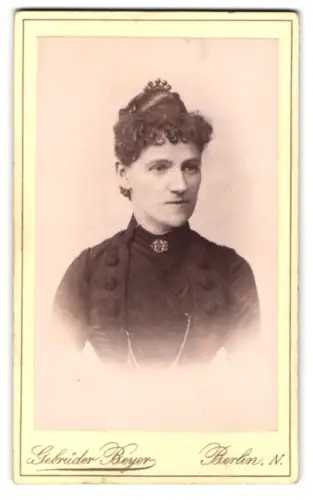 Fotografie Gebrüder Beyer, Berlin, Schönhauser Allee 6, Porträt einer Dame