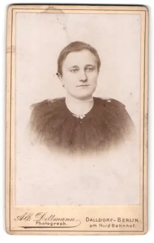 Fotografie Alb. Dittmann, Dalldorf-Berlin, Lürbarser Str., Frauenportrait