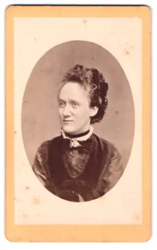 Fotografie R. Bachner, Suhl, Porträt einer Frau