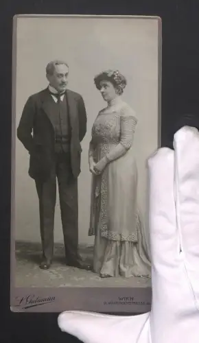 Fotografie L. Gutmann, Wien, Schauspieler Alexander Girardi und Hansi Niese im Rollenkostüm