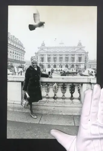 Fotografie Tony Grylla, Paris, Myriam Makeba in Paris vor dem Opernhaus, Sängerin aus Südafrika, Grossformat 22 x 33cm