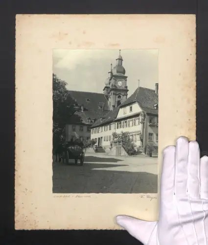 Fotografie W. Seeger, Ansicht Amorbach i. Odw., Marktplatz mit kath. Kirche und Mariensäule