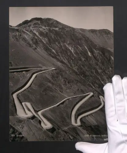 Fotografie Photoglob, Ansicht Stilfserjoch, Blick auf die Kehren, Serpentine, Grossformat 21 x 27cm