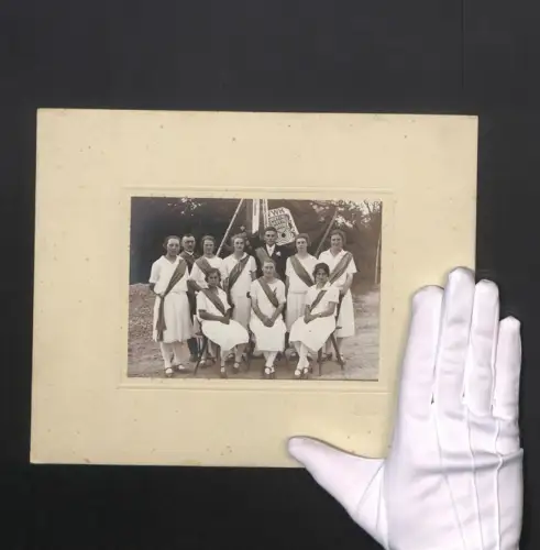 Fotografie Gg. Schiedfend, Creglingen, Ansicht Creglingen, Frauen des Schützenverein WWK vor ihrer Fahne