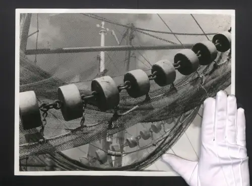 Fotografie Albin Müller, Hamburg, schöne Detailaufnahme eines Fischernetzes mit Schwimmern, Grossformat 40 x 30cm