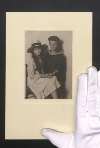 Fotografie Alb. Voisard, Wien, junges Geschwisterpaar hält Händchen, Mädchen mit langen Haaren, Knabe als Matrose