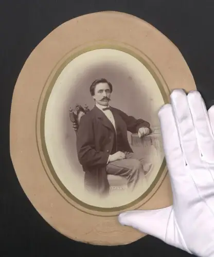 Fotografie G. Wünsch, Wien, Stadt Adlergasse 1, junger Mann im Anzug mit gepflegterm Moustache, im Passepartout