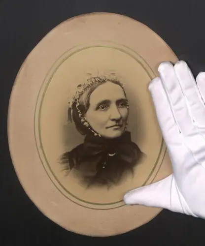 Fotografie G. Wünsch, Wien, Stadt Adlergasse 1, Frau Dr. Adam mit Haube, Fotografie hinter Passepartout, 23 x 28cm