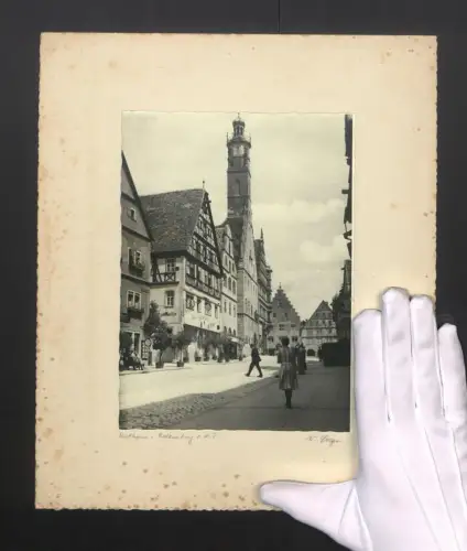 Fotografie W. Seeger, Ansicht Rothenburg o. d. T., Partie am Rathaus mit Ratskeller