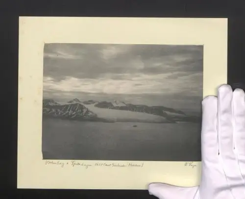 Fotografie W. Seeger, Ansicht Longyearbyen / Spitzbergern, Blick auf den Gletscher mit Eisbrecher Krassin / Krasin, 1928