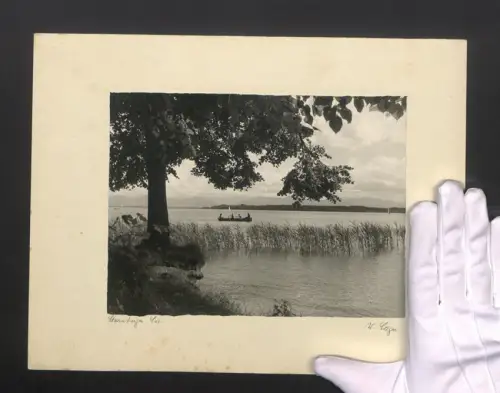 Fotografie W. Seeger, Ansicht Starnberg, Blick auf den Staarnberger See mit jungen Frauen im Ruderboot