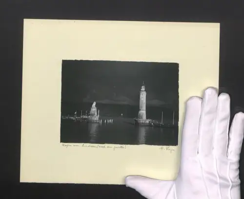 Fotografie W. Seeger, Ansicht Lindau i. Bodensee, Blick auf den hafen mit Leuchtturm und Löwe nach einem Gewitter